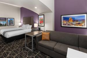 a hotel room with a bed and a couch at La Quinta by Wyndham Boutte in Boutte +31 photos