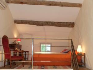 a bedroom with a bed and a desk and a chair at La Maison de l'Isle in L'Isle-sur-la-Sorgue