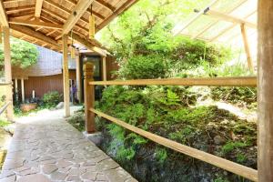 a wooden pergola next to a stone walkway at Fukuichi in Nambu +25 photos