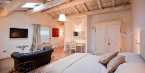 ein Schlafzimmer mit Bett und ein Wohnzimmer in der Unterkunft Misia Resort in Orvieto + 226 Fotos