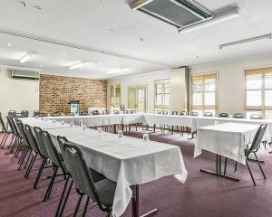 a large room with white tables and chairs at Quality Inn Colonial in Bendigo +90 photos