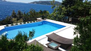 basen z widokiem na wodę w obiekcie Villa Vesna Private Beach w mieście Okrug Donji