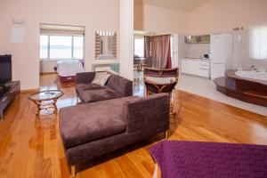 salon z kanapą i krzesłem oraz kuchnia w obiekcie Villa Vesna Private Beach w mieście Okrug Donji