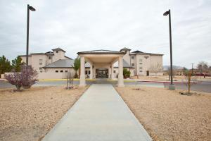 una pasarela frente a un edificio en Landmark Inn Fort Irwin, en Fort Irwin