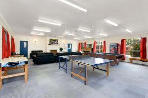 una sala de estar con mesa de ping pong. en Armidale Tourist Park, en Armidale