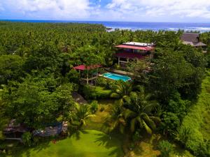 una vista aérea de un complejo con piscina y árboles en Villa Maya, en General Luna
