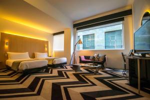 TV a/nebo společenská místnost v ubytování Adelphi Hotel