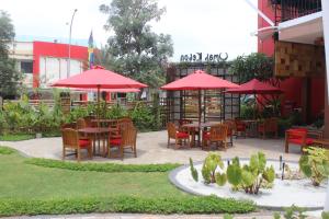 Un patio sau altă zonă în aer liber la Metland Hotel Bekasi