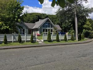 a house on the side of a road at Sunny Glen Cottage in Waikanae