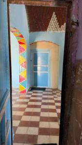 an empty room with a window and a colorful wall at Safeya Kato in Jazīrat ‘Awwāḑ