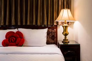 Postel nebo postele na pokoji v ubytování Han She Hotel