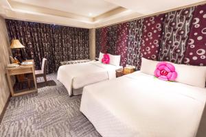 Postel nebo postele na pokoji v ubytování Han She Hotel