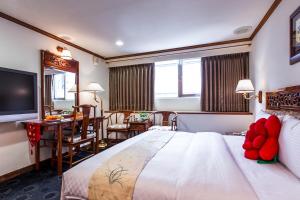 Postel nebo postele na pokoji v ubytování Han She Hotel