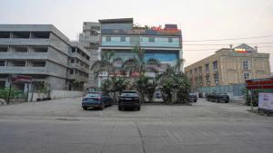 a city street with cars parked in front of buildings at Hotel Balaji Residency Dombivali in Dombivli