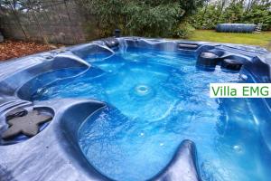 a hot tub painted like a fish with blue water at Luxus Ferienhaus Villa EMG Emsdetten nah Münster, Osnabrück, Rheine für Familien Gruppen bis 17 Personen, Pool, Whirlpool, Garten, Kamin, 6SZ in Emsdetten