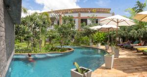 - une personne dans la piscine d'un complexe dans l'établissement Hak Boutique Hotel, à Siem Reap