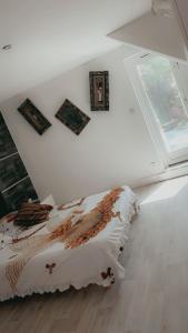 a bedroom with a bed in a room with a window at Rez chaussée transformé en t4 au 114 Avenue de juvisy cottages in Juvisy-sur-Orge +1 photo
