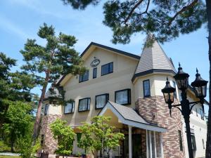 a building with a clock on top of it at il Regalo イルレガーロ in Kitashiobara