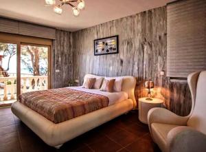 a bedroom with a large bed and a couch at Centrally located in Gaios