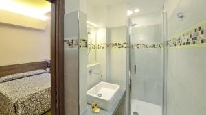 Koupelna v ubytování Hotel Sempione + 37 fotografií
