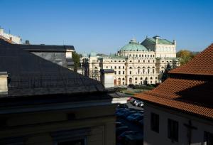 Una vista del edificio del parlamento desde los tejados de los edificios. en Hotel Elektor Premium, en Cracovia