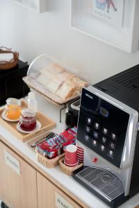 a microwave sitting on top of a kitchen counter at Mayuu Ayutthaya Hotel in Ban Ko Rian