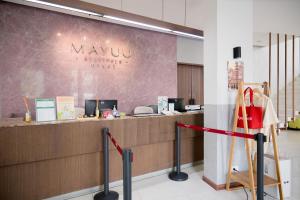 a lobby with a cash counter with a red purse at Mayuu Ayutthaya Hotel in Ban Ko Rian