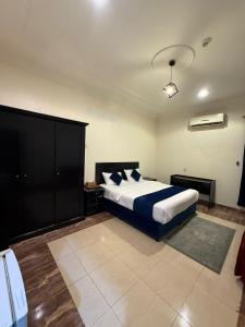 a bedroom with a king sized bed in a room at مساكن المبيت 5 new in Abha