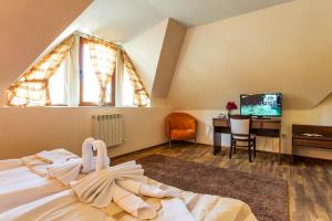 TV a/nebo společenská místnost v ubytování Family Hotel Teteven