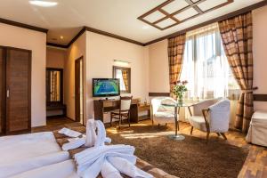 TV a/nebo společenská místnost v ubytování Family Hotel Teteven
