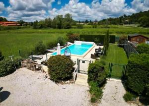 an overhead view of a swimming pool in a yard at appartement avec piscine commune le chêne blc in Gargas +8 photos