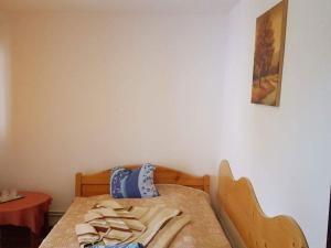 Postel nebo postele na pokoji v ubytování Pensiunea Cristomar + 4 fotografie