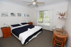 ein Schlafzimmer mit einem großen Bett und einem Fenster in der Unterkunft Palm Beach Bed & Breakfast in Palm Beach