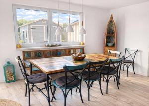 a dining room with a wooden table and chairs at Bali Spirit - Toplage Usingen in Usingen +59 photos