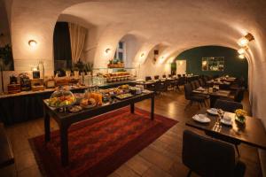 a restaurant with a table with food on it at Hotel Bayrischer Hof in Heidelberg