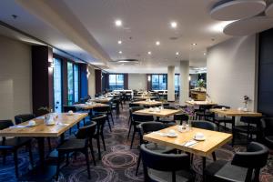 Reštaurácia alebo iné gastronomické zariadenie v ubytovaní Eyal Hotel by Smart Hotels