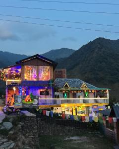 a house decorated for christmas with lights on it at Backpacker Storey in Bīr