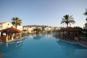 Bazén v ubytovaní Zorbas Beach Hotel alebo v jeho blízkosti