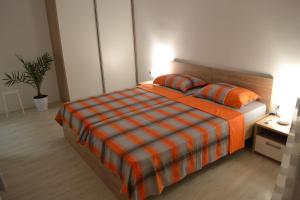 Un pat sau paturi într-o cameră la Lazarus Apartment