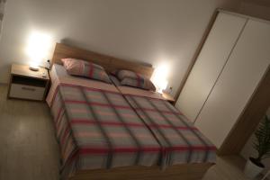 Un pat sau paturi într-o cameră la Lazarus Apartment