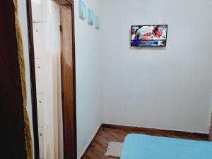 a room with a door and a picture on the wall at quarto casal in Aparecida