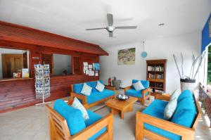 un soggiorno con divani blu e cuscini blu di Villas de Mer a Grand'Anse Praslin