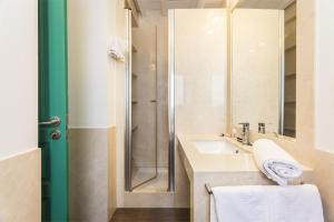 un baño con lavabo y ducha en Laurel Suites Apartments, en Granada