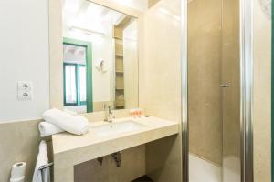 Un baño de Laurel Suites Apartments