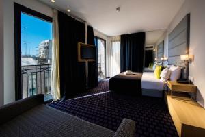 um quarto de hotel com uma cama e uma varanda em Eyal Hotel by Smart Hotels em Jerusalém mais 28 fotografias