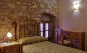 A bed or beds in a room at Casa Rural La Chimenea