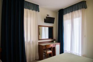 TV a/nebo společenská místnost v ubytování Hotel Gli Ulivi
