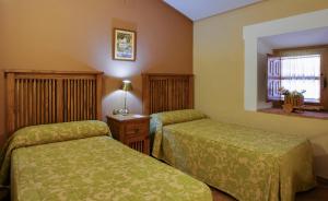 A bed or beds in a room at Casa Rural La Chimenea