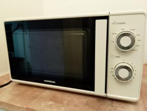 a microwave oven sitting on top of a counter at Roberto, Casale Vita Nova in Manciano