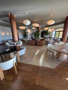 a restaurant with tables and chairs in a room at Sonne - Golf - 4Pers - Komfort - Apartments in Fuente-Álamo de Murcia